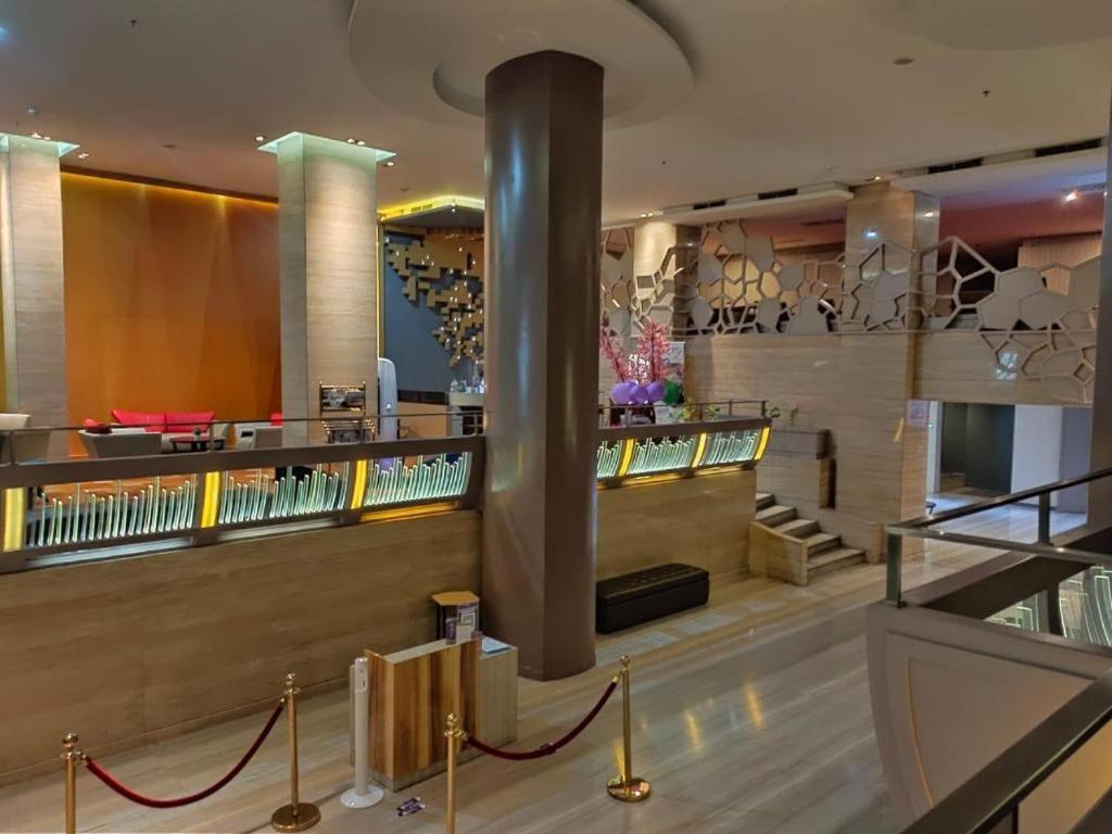 Royal Bay Hotel Makassar Exterior photo