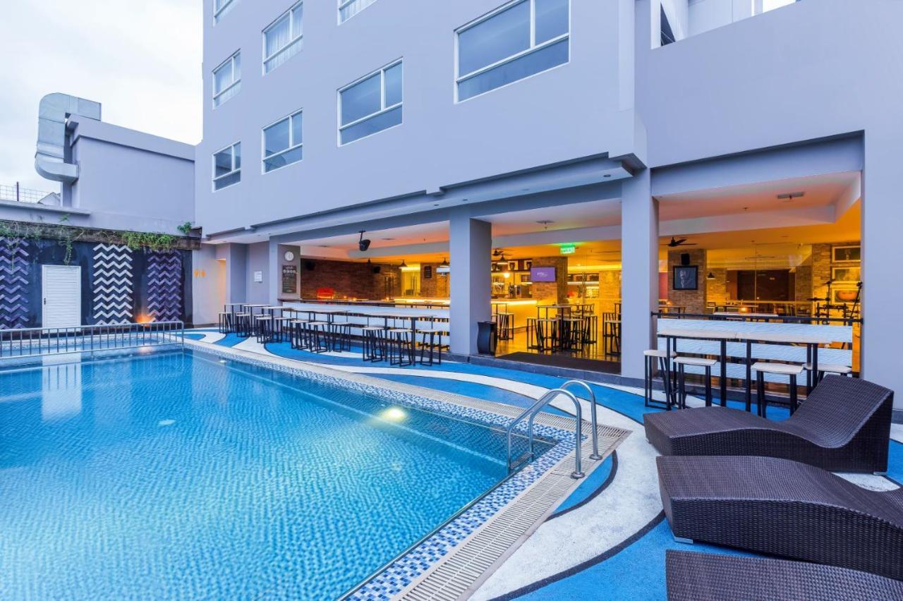 Royal Bay Hotel Makassar Exterior photo